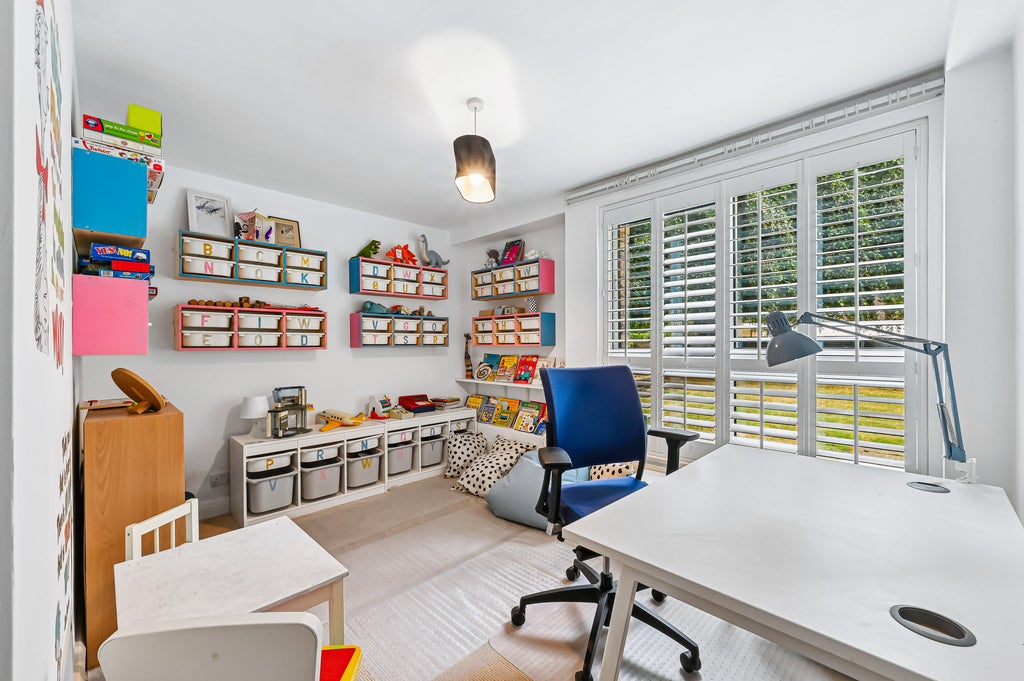 Flat Warwick Drive in Greater London
