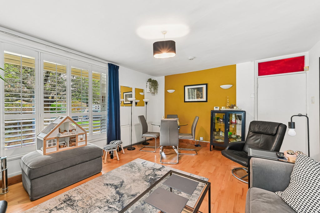Flat Warwick Drive in Greater London