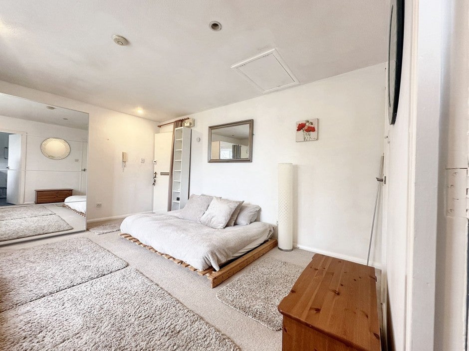 Flat Caroline Close in Greater London