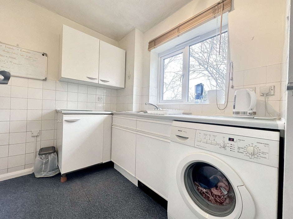 Flat Caroline Close in Greater London