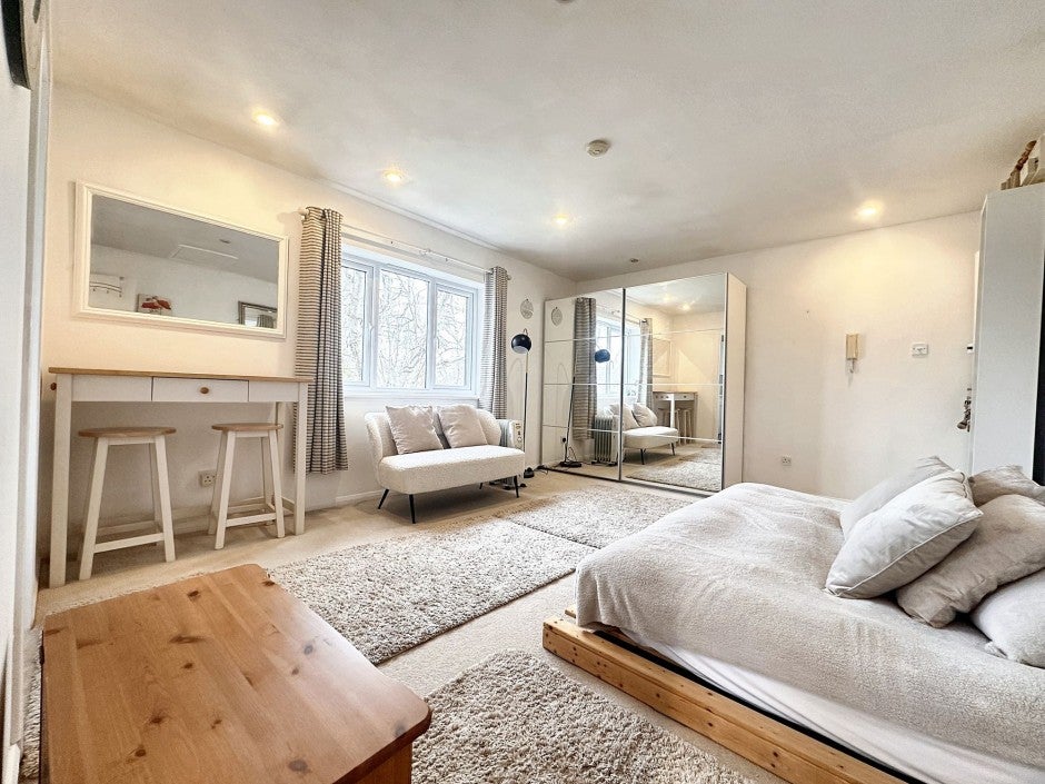 Flat Caroline Close in Greater London