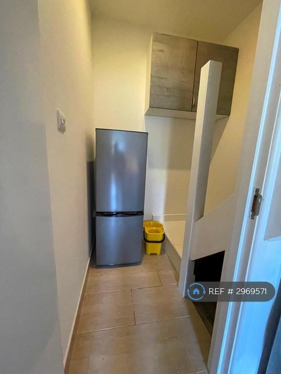 Flat Deeds Grove in High Wycombe
