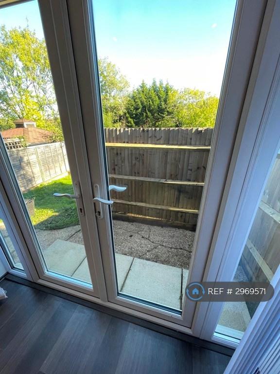 Flat Deeds Grove in High Wycombe