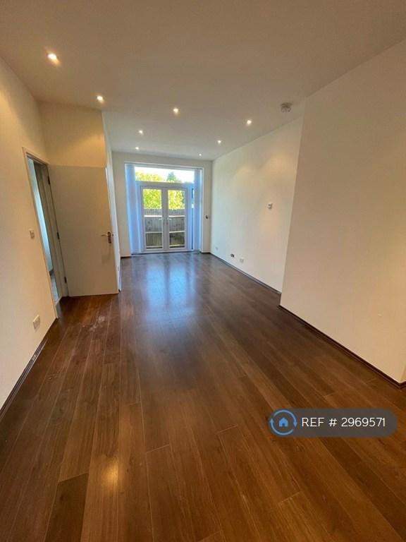 Flat Deeds Grove in High Wycombe