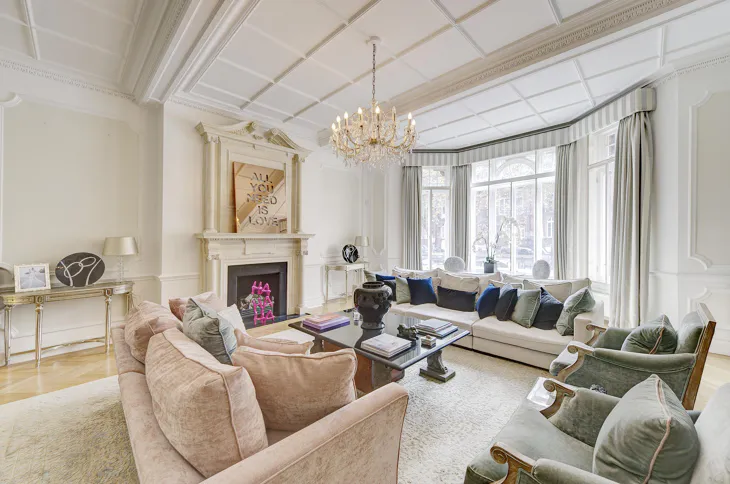 Flat Pont Street in Greater London