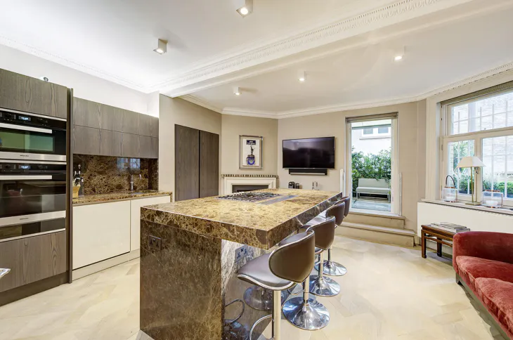 Flat Pont Street in Greater London