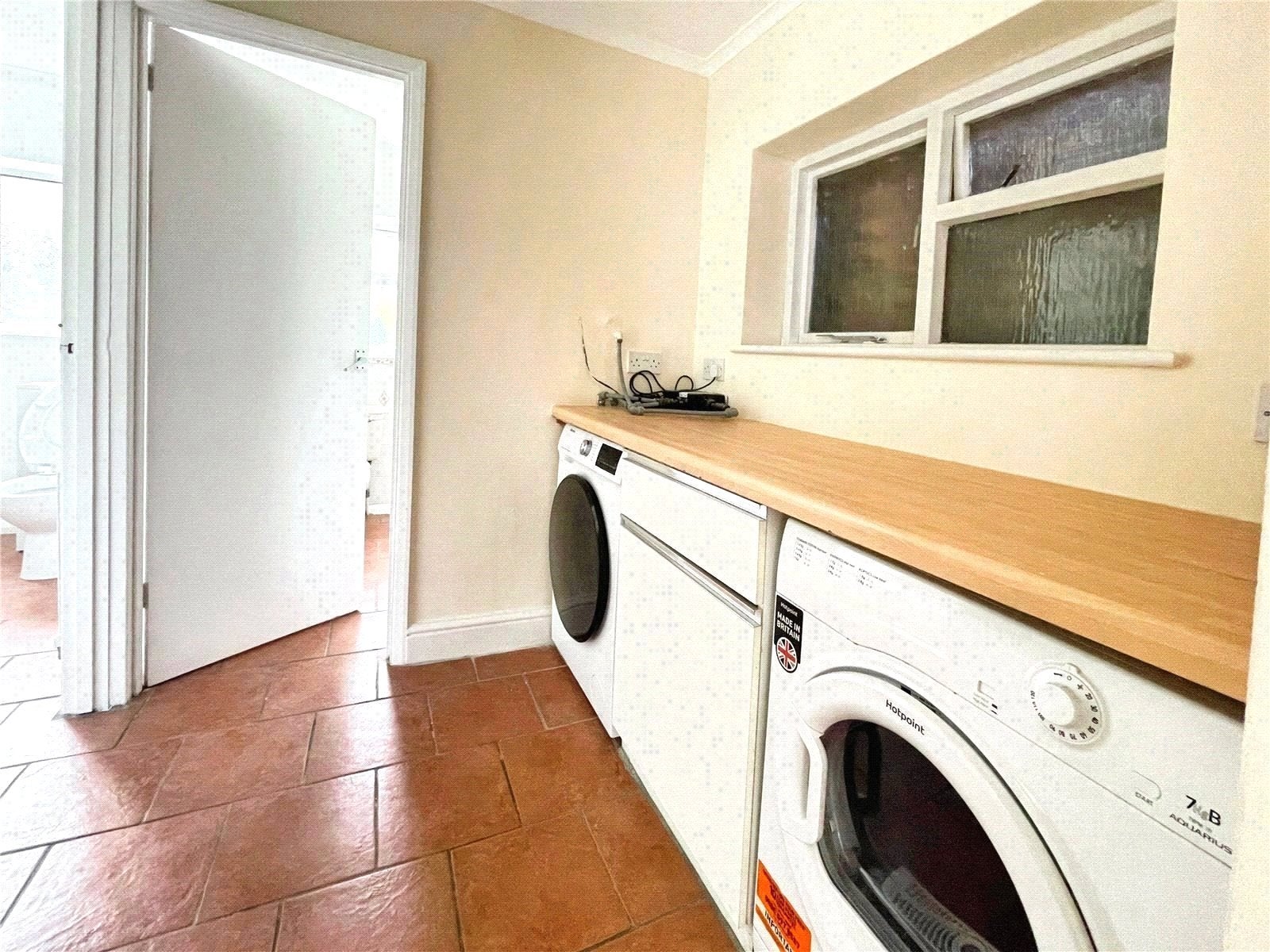 Flat Queen's Road in Borough of Runnymede