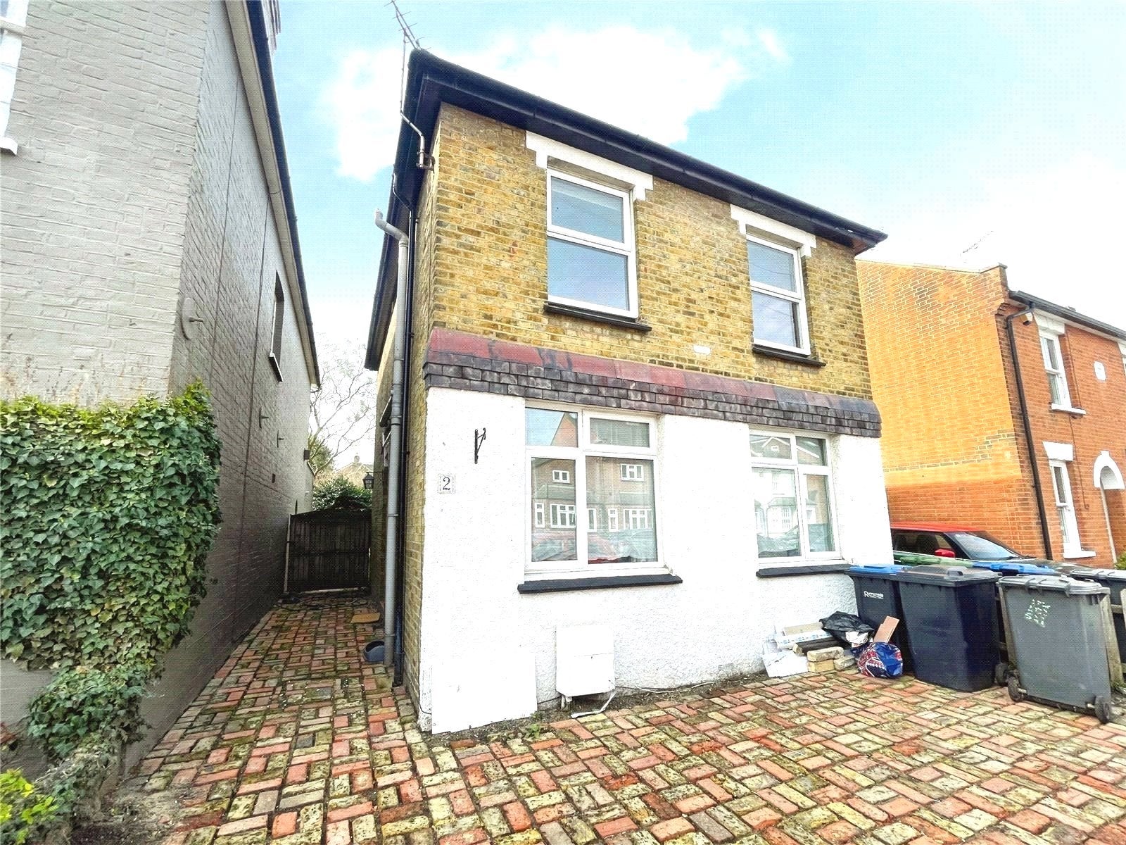 Flat Queen's Road in Borough of Runnymede