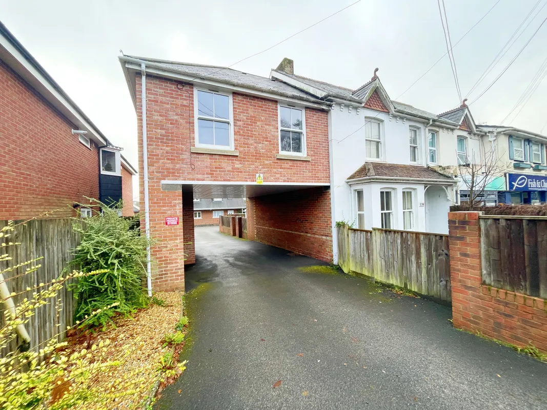 Flat Wimborne Road East in Ferndown