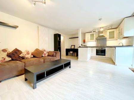 Flat Hewlett Road in Cheltenham