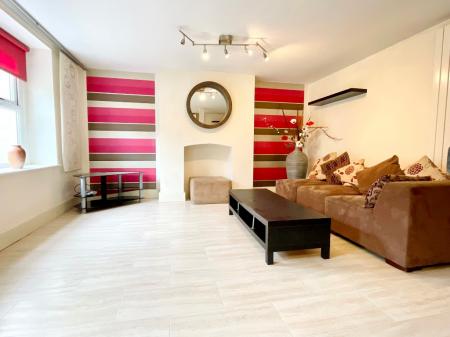 Flat Hewlett Road in Cheltenham