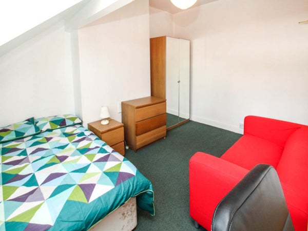 Flat Glebe Avenue in Leeds