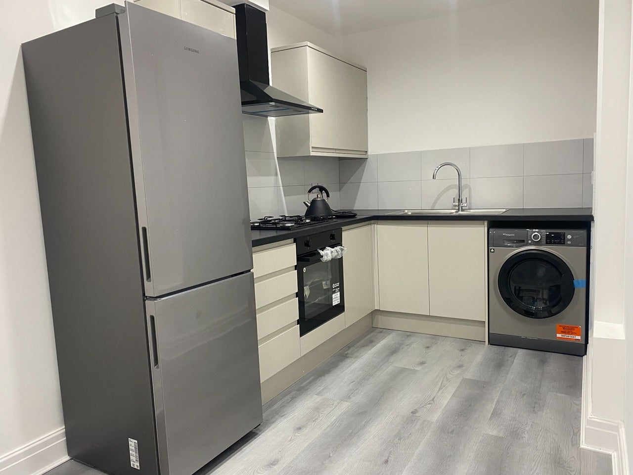Flat Tanner Street in Greater London
