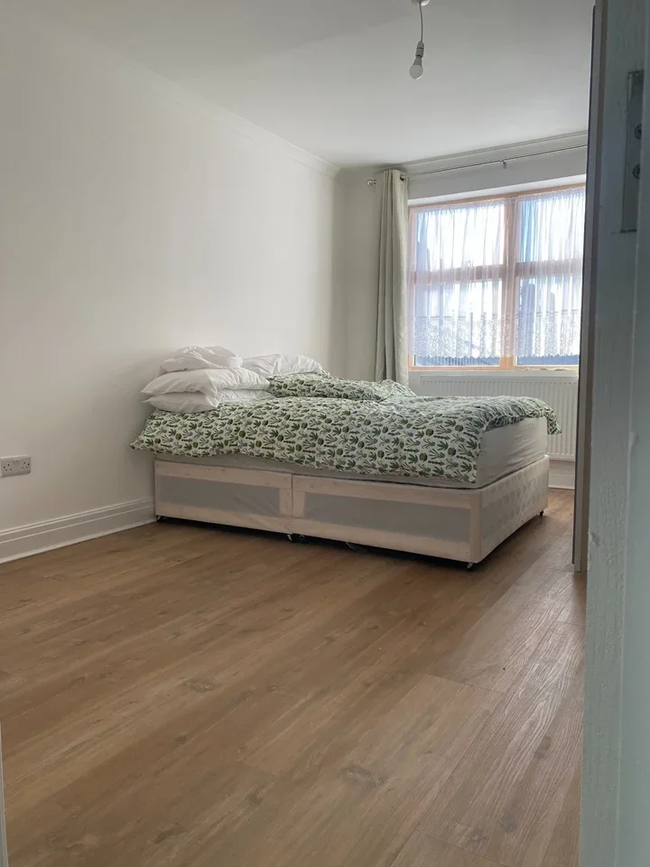 Flat Tanner Street in Greater London