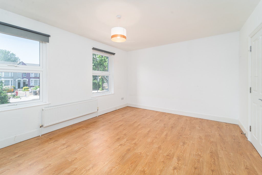 Flat Bounds Green Road in Greater London