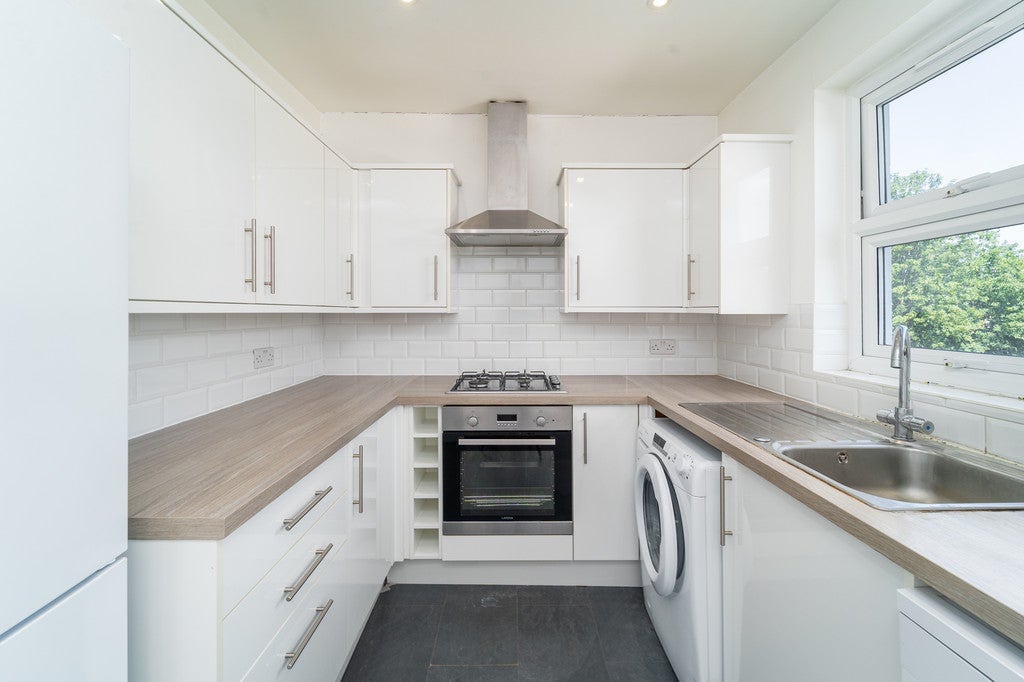 Flat Bounds Green Road in Greater London