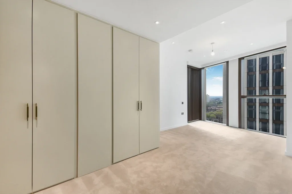 Flat Carnation Way in Greater London