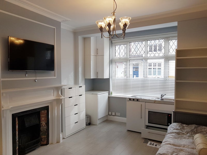 Flat Brudenell Road in Greater London
