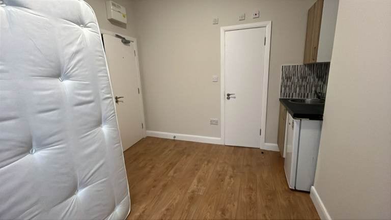Flat Brockley Road in Greater London