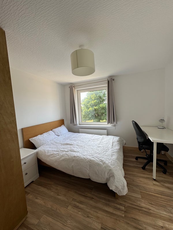 Room Clermiston Drive in City of Edinburgh