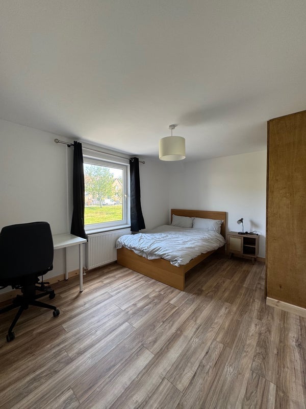 Room Clermiston Drive in City of Edinburgh