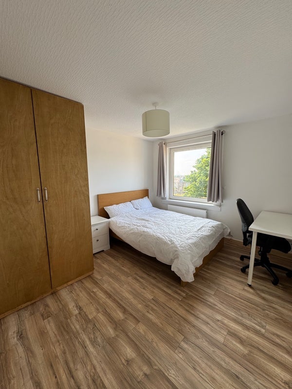 Room Clermiston Drive in City of Edinburgh
