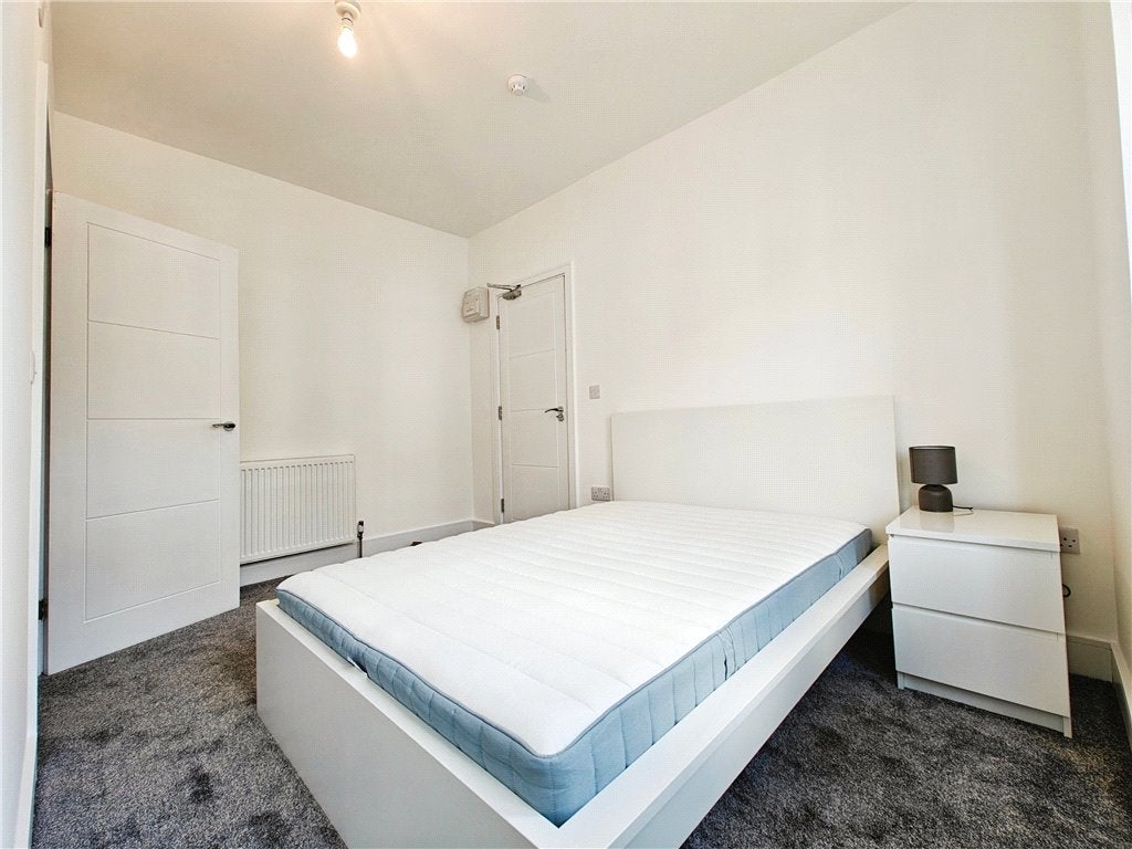 Room Victoria Road in Guildford