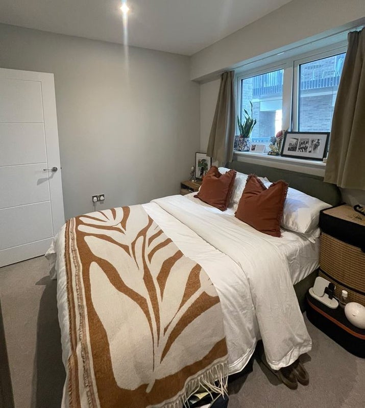 Room Battersea Park Road in Greater London