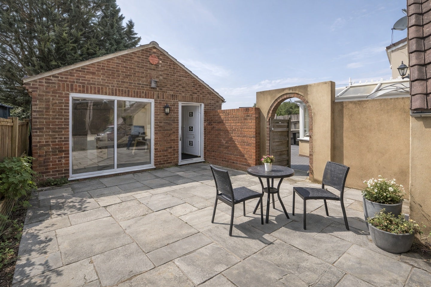 Room Bolingbroke Close in Hook