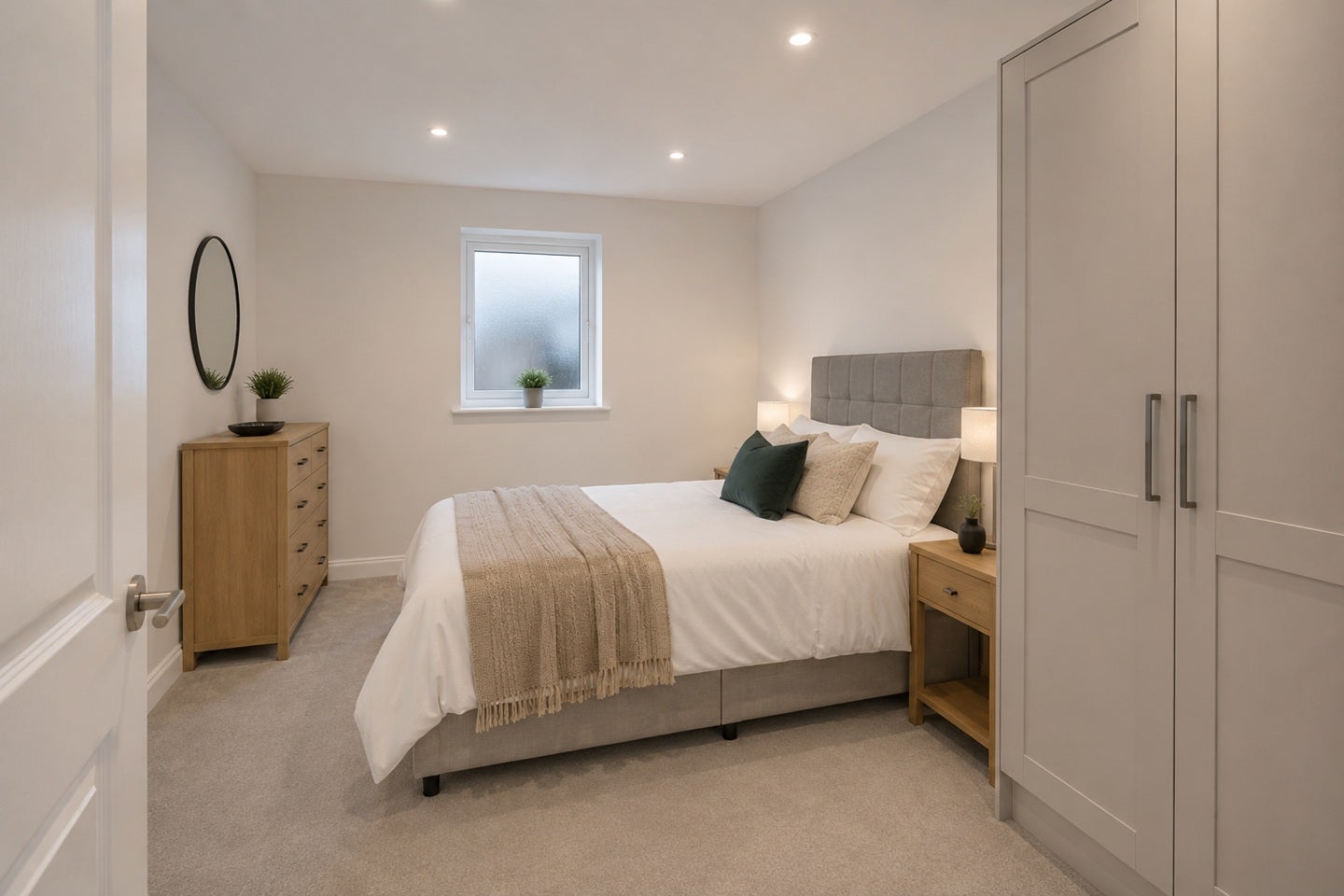 Room Bolingbroke Close in Hook