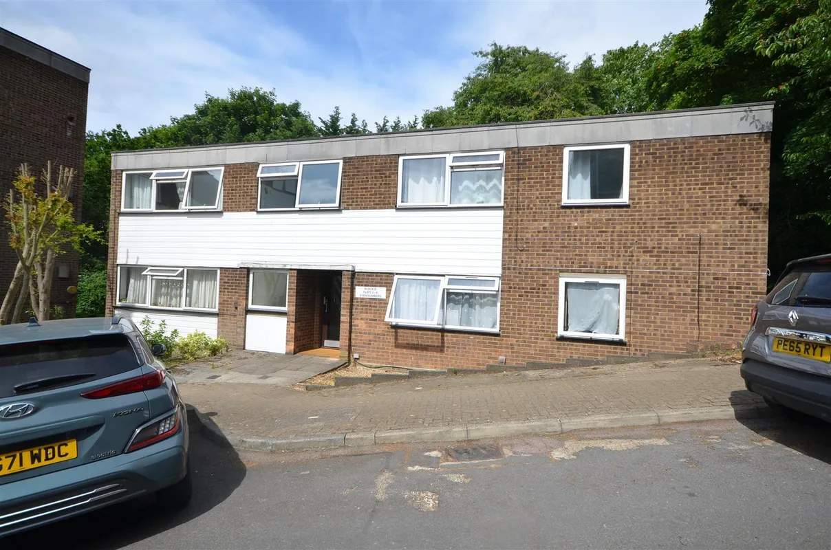 Flat Wendela Court in Greater London