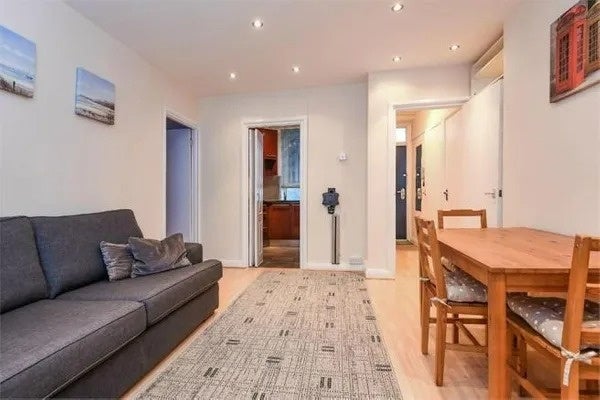 Flat Rotherhithe New Road in Greater London