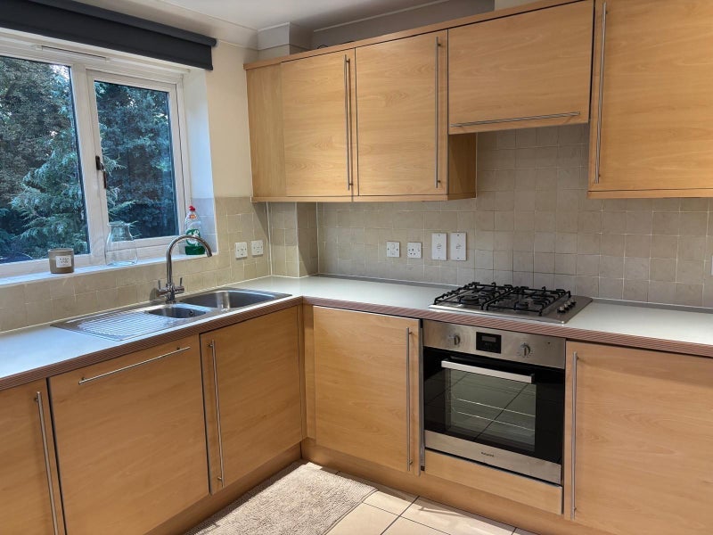 Room Albemarle Road in Greater London