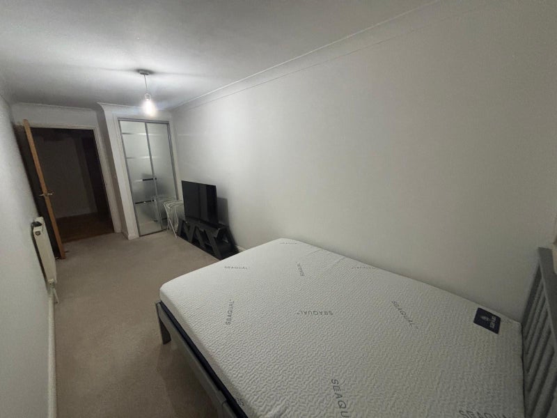 Room Albemarle Road in Greater London