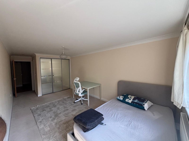 Room Albemarle Road in Greater London