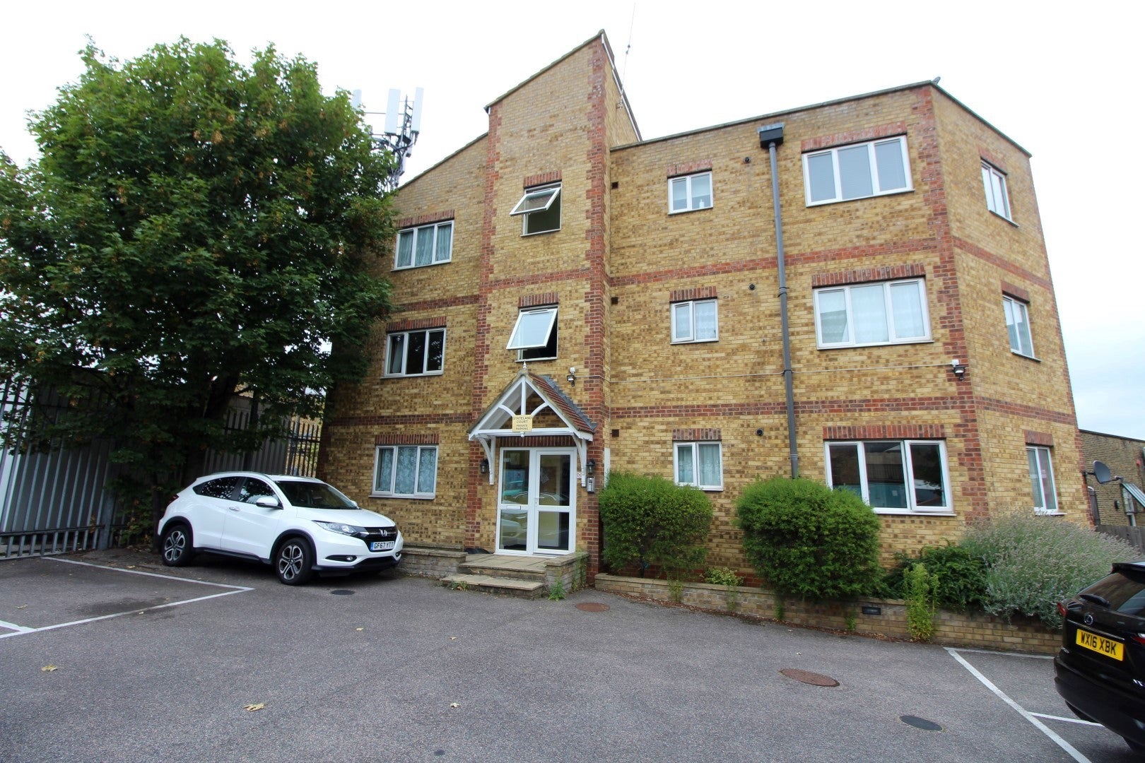 Flat Cranbrook Lane in Greater London