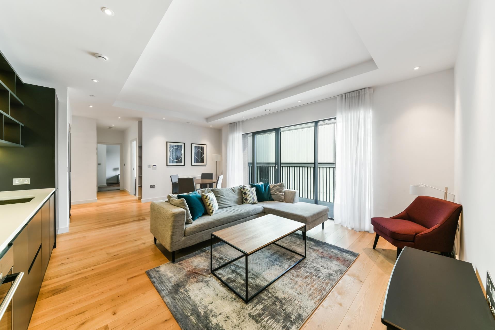 Flat Botanic Square in Greater London