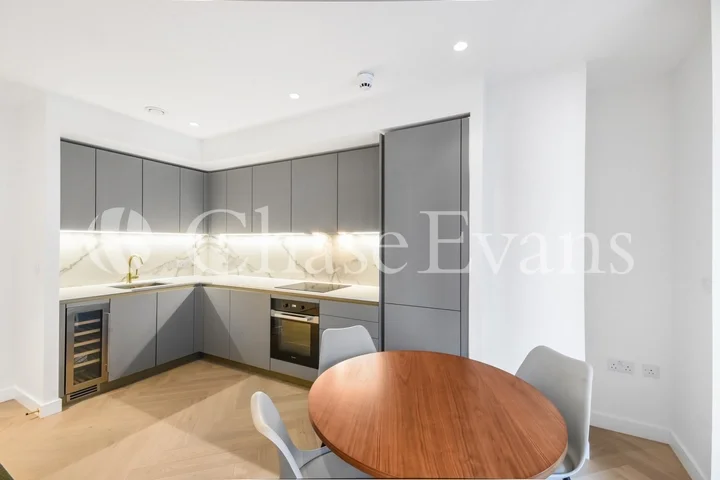 Flat Sumner Street in Greater London
