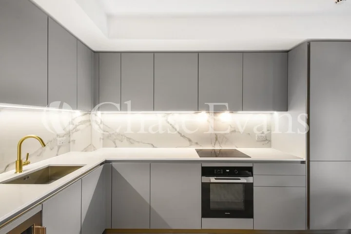 Flat Sumner Street in Greater London