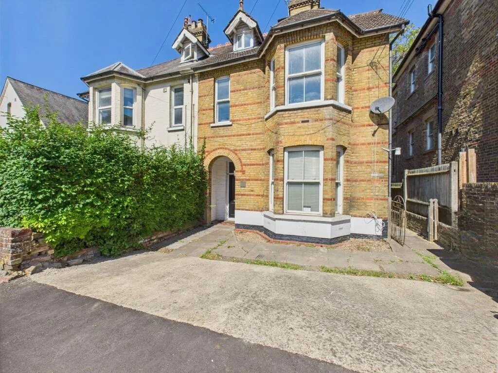 Flat Amersham Hill in High Wycombe