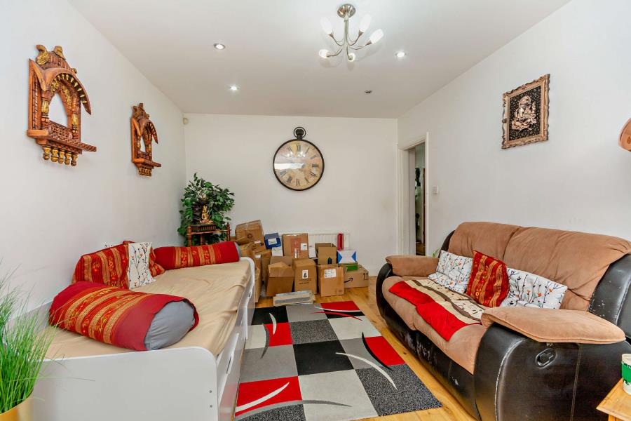 House Ravenswood Crescent in Greater London