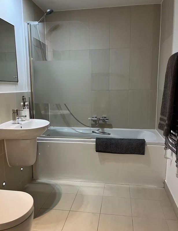 Room Bridges Court in Greater London