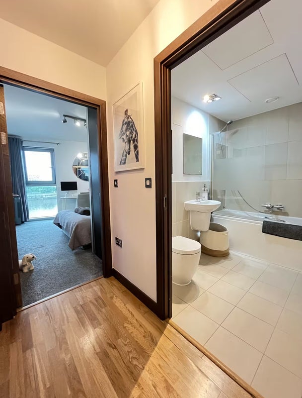 Room Bridges Court in Greater London
