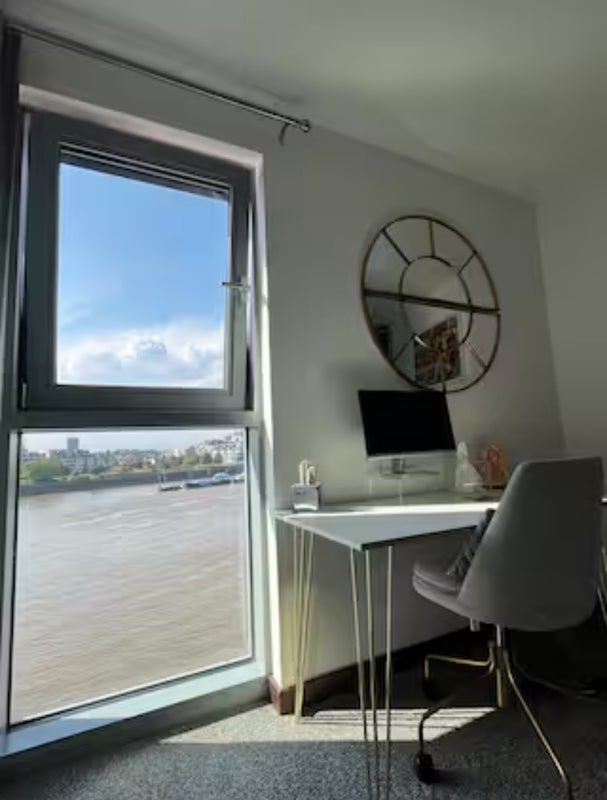 Room Bridges Court in Greater London