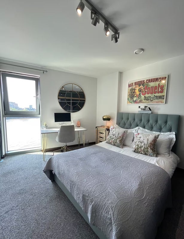 Room Bridges Court in Greater London