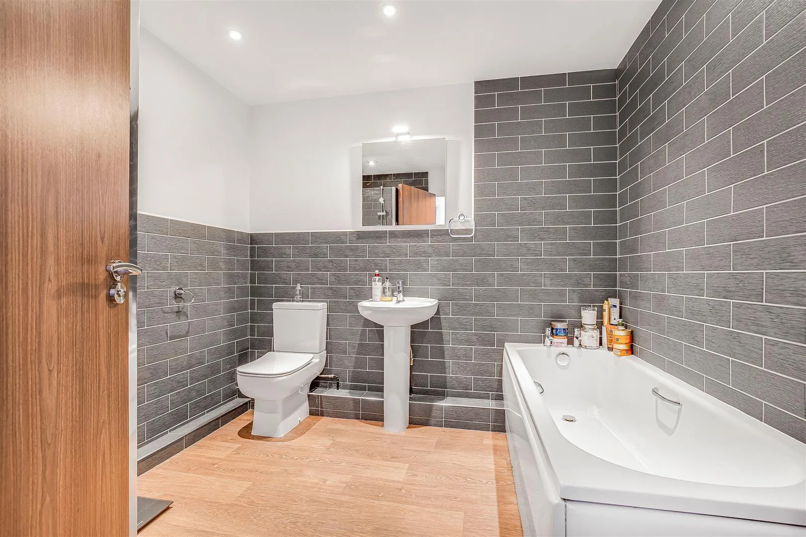 Flat Sheen Lane in Greater London