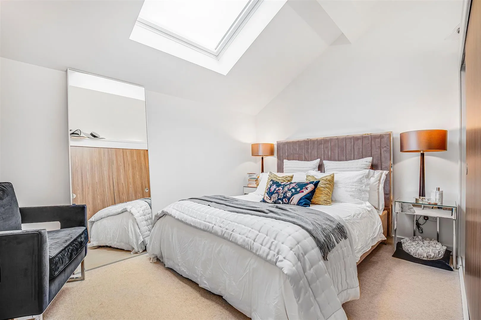 Flat Sheen Lane in Greater London