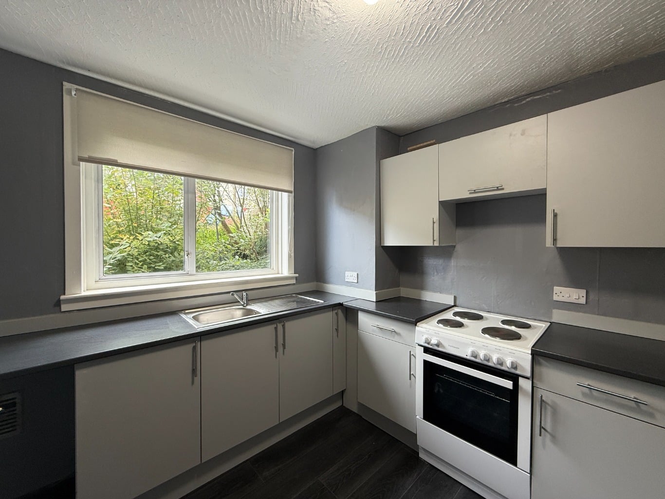 Flat Holmburn Road in Netherthird