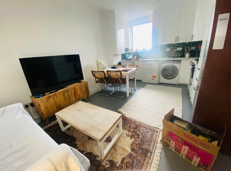 Room Willesden Lane in Greater London