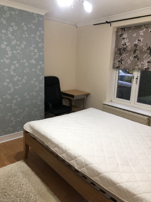 Room Pitcairn Road in Greater London